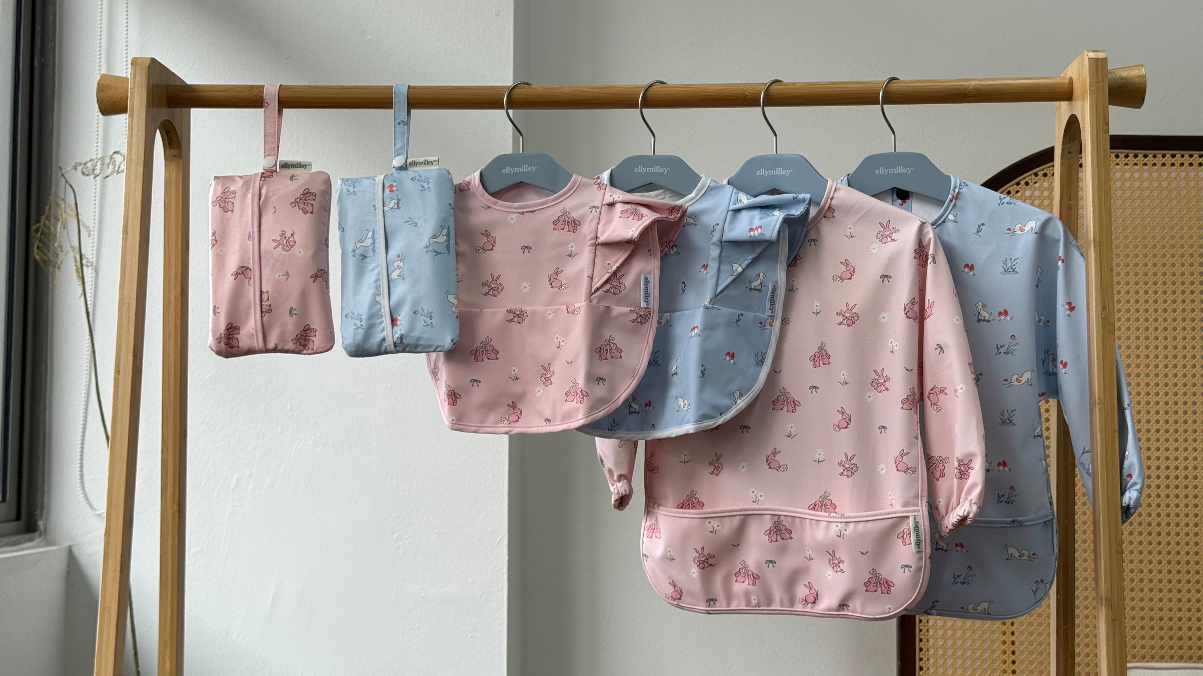 files/Easypack-diaper-changing-mat-wearable-ruffled-bib-spring-bunny-pup-meadow_3.heic